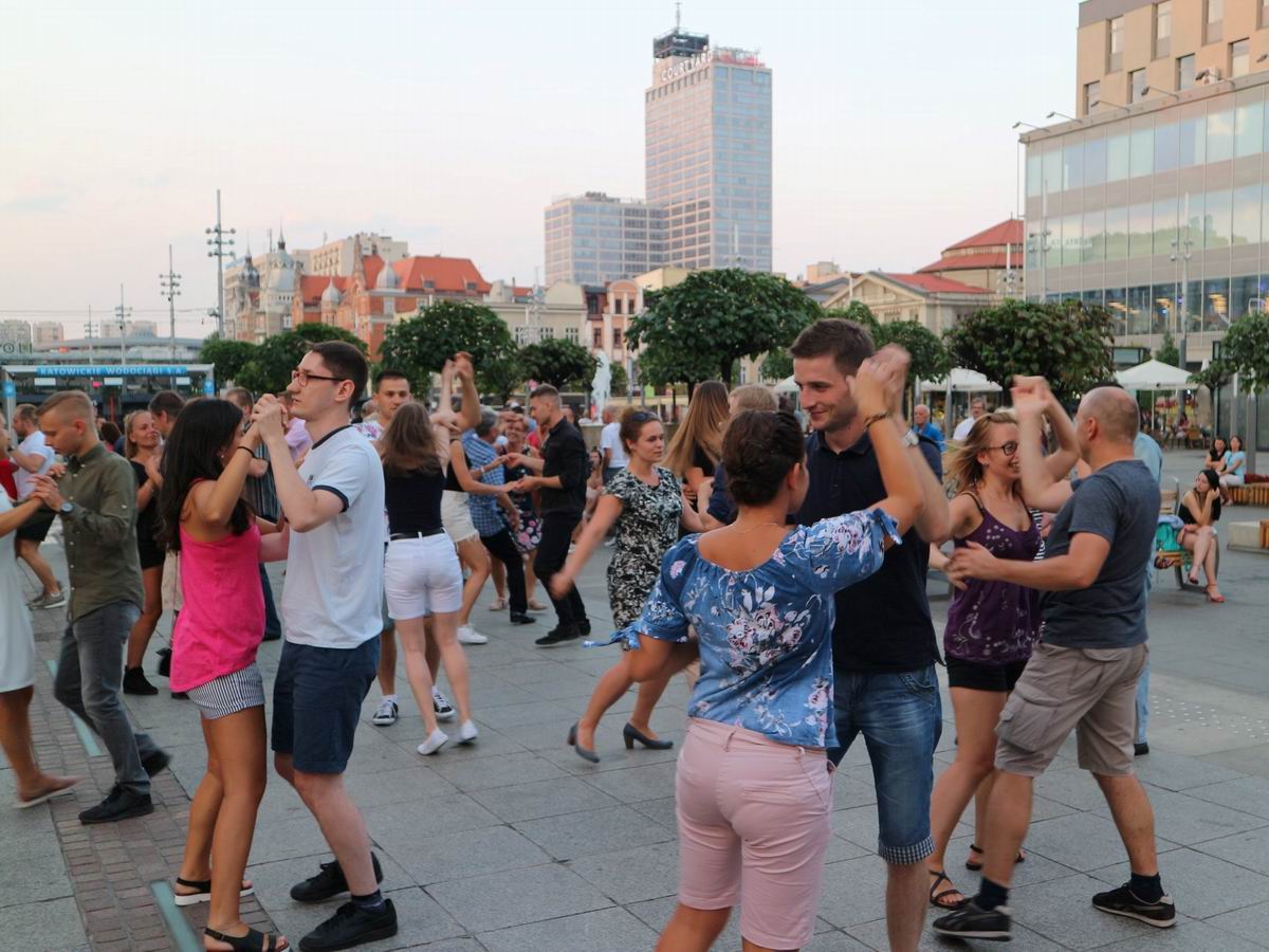 Potańcówki na rynku w Katowicach- roztańczone wakacje ze Śląską Szkołą Tańca