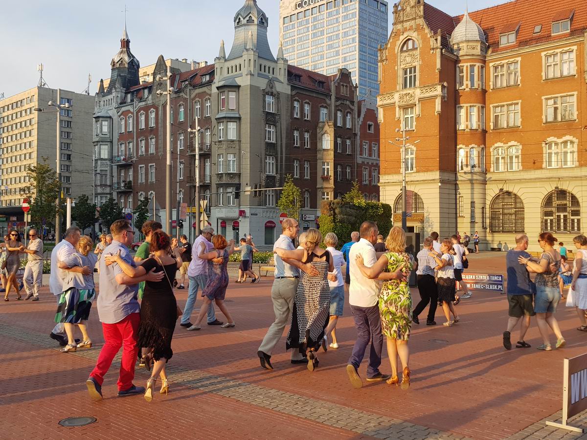 Potańcówki na rynku w Katowicach – wakacje ze Śląską Szkołą Tańca